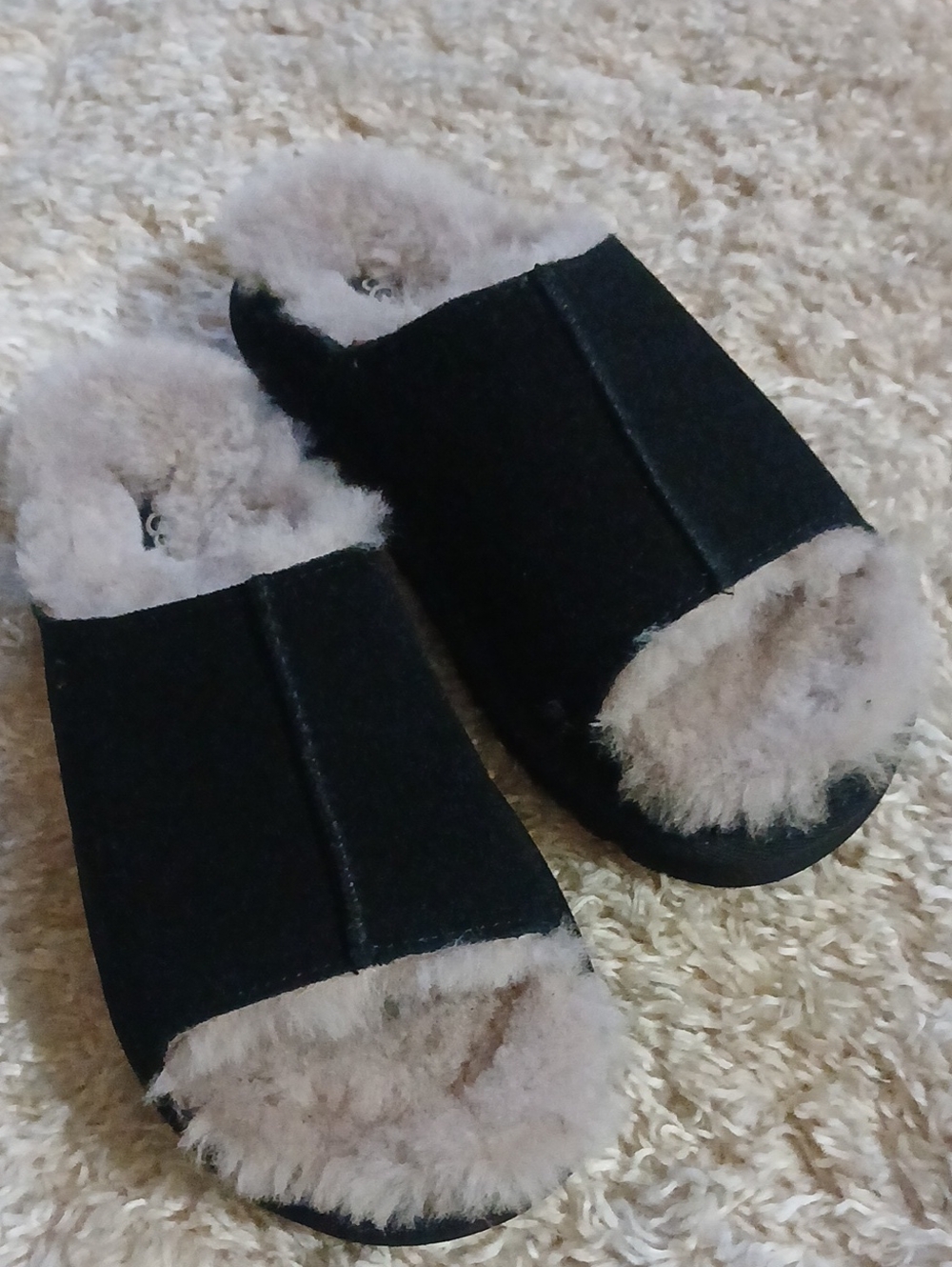 NWOT UGG SLIPPERS